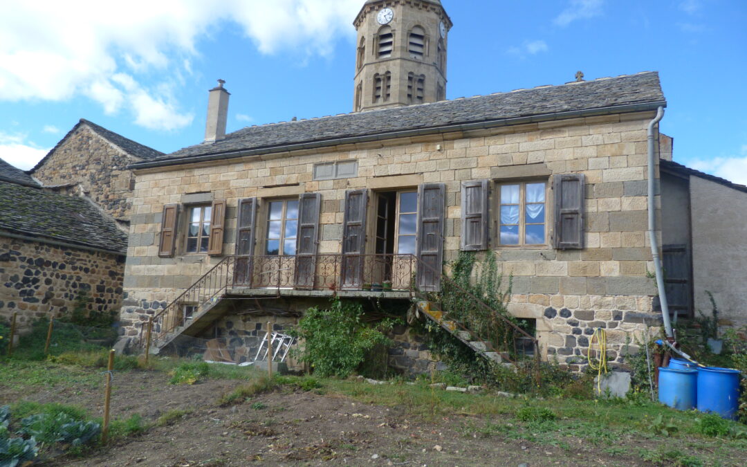 A vendre maison de caractère à Saint-Julien-Chapteuil dans le quartier historique, 290 000 euros